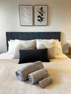 Luxurious Modern 2 Bedroom Apartment with Terrace - 2