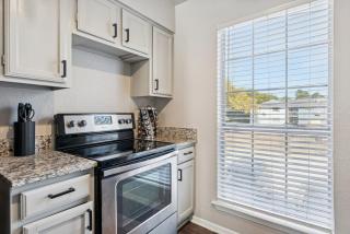 Boho Vibes - 2 BR Close to Downtown - Pool -No 206 - 8