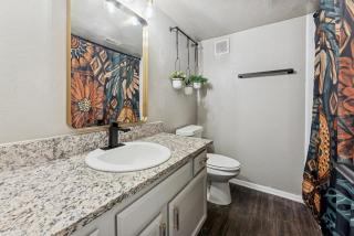 Boho Vibes - 2 BR Close to Downtown - Pool -No 206 - 2