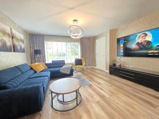 Entire Spacious 3-Bed Family Home, City Centre, Free Parking, Garden - 0