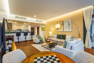 Champions' Apartment - Balcony Sunsets - Rooftop Pools - Modern Oasis - Family Heaven - Full Canal Views - 2 min walk from Space42 Arena - 2