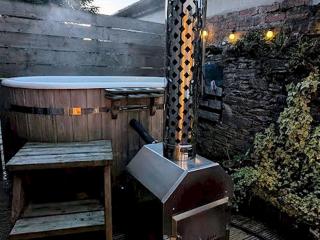 Pass the Keys Cosy Romantic Getaway with Hot Tub - 8