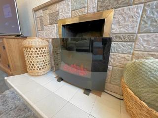 Pass the Keys Cosy Romantic Getaway with Hot Tub - 4