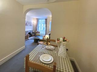 Pass the Keys Cosy Romantic Getaway with Hot Tub - 2