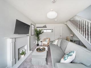 Pass the Keys Modern Stylish 3BR Home Parking - Oxford - 0