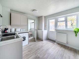 Pass the Keys Modern Stylish 3BR Home Parking - Oxford - 9