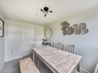 Pass the Keys Modern Stylish 3BR Home Parking - Oxford - 6