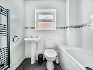 Pass the Keys Modern Stylish 3BR Home Parking - Oxford - 3