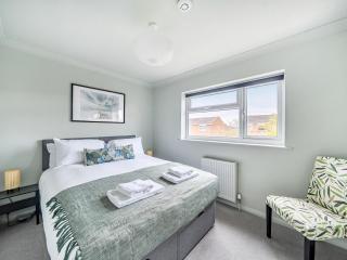 Pass the Keys Modern Stylish 3BR Home Parking - Oxford - 1