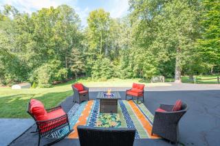 Martinsville Gem - Fireplace, Pets, Near the Park - 0