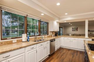 Spacious 4BR Near Botanical Gardens - 2