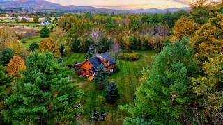Aspen's Run: 3 br log cabin, wood stove, deck, firepit, window a/c by Stowe Country Homes - 8