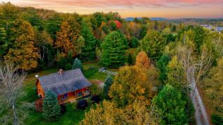 Aspen's Run: 3 br log cabin, wood stove, deck, firepit, window a/c by Stowe Country Homes - 7