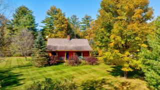 Aspen's Run: 3 br log cabin, wood stove, deck, firepit, window a/c by Stowe Country Homes - 6