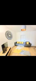 2 Bedroom Apartment, 3 mins from Mile End Station, Queen Mary Uni, Hospital, Zone 2 London - 9