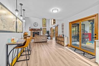 Pine Hollow Lodge - 1