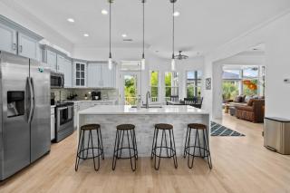 Modern, spacious private Home, Heated Pool & Hot Tub and Elevator Prime location - 9