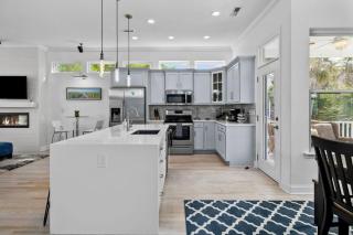 Modern, spacious private Home, Heated Pool & Hot Tub and Elevator Prime location - 4