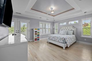 Modern, spacious private Home, Heated Pool & Hot Tub and Elevator Prime location - 2