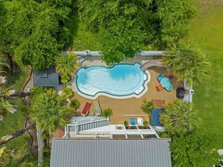 Modern, spacious private Home, Heated Pool & Hot Tub and Elevator Prime location - 0
