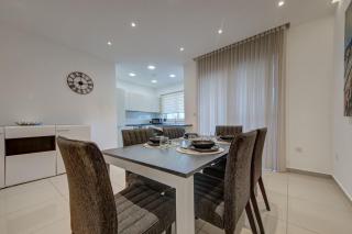 St Julians 3BR Apt Sleeps 6 Central and Stylish - Taʼ Ċikkun - 5