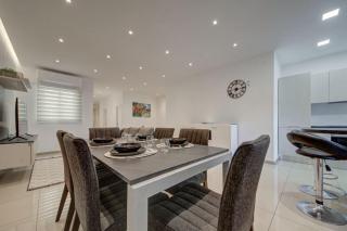 St Julians 3BR Apt Sleeps 6 Central and Stylish - Taʼ Ċikkun - 4