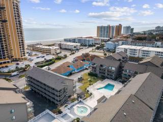 Great escape year-round. Golf mecca. Steps to Beach. with Pools and Hot Tub. - 9