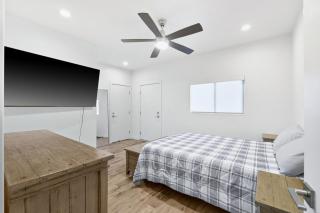 3BR 2BA Retreat with Pool 1 Mile to Downtown - 4