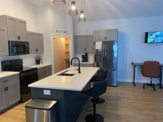 3 Large Bedrooms Fireplace Spacious - 1