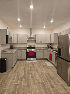 4 Large Bedrooms Spacious Private Yard - 6