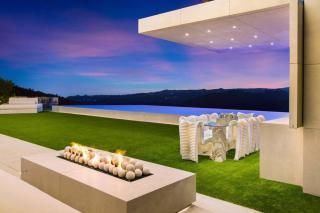 Ultra-Luxurious BH Estate with Pool, Theatre, Views - 4
