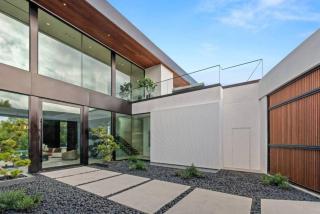 Luxurious 5BR Villa in BH with Pool, Theater, and Views - 2