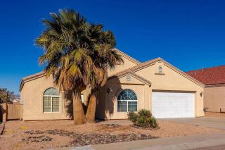 Huge 4BR 2BA Home - Pool Table, & 6 person Hot Tub - 8