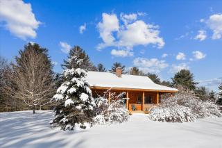 Aspen's Run: 3 br log cabin, wood stove, deck, firepit, window a/c by Stowe Country Homes - 2