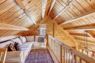 Aspen's Run: 3 br log cabin, wood stove, deck, firepit, window a/c by Stowe Country Homes - 1