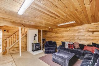 Aspen's Run: 3 br log cabin, wood stove, deck, firepit, window a/c by Stowe Country Homes - 7