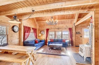 Aspen's Run: 3 br log cabin, wood stove, deck, firepit, window a/c by Stowe Country Homes - 4