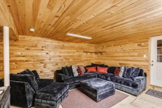 Aspen's Run: 3 br log cabin, wood stove, deck, firepit, window a/c by Stowe Country Homes - 3