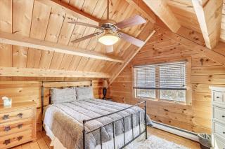 Aspen's Run: 3 br log cabin, wood stove, deck, firepit, window a/c by Stowe Country Homes - 2