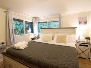 Stylish House with Huge Backyard AC and Pet Welcome - Seattle - 3