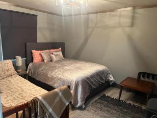 Modern Glass City Home - Toledo - 4