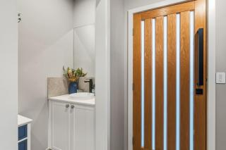 Modern Family Oasis Luxe with Balcony AC and Backyard) - 3