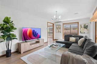 Elegant 4BR Residence Friendly Haven in Calamvale - 0