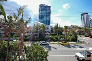 Coastal 2BR Retreat Heart of Broadbeach Living - 7