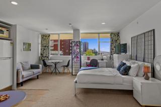Spacious CBD Gem with Seaviews and Free Parking - Auckland - 8