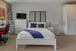 Spacious CBD Gem with Seaviews and Free Parking - Auckland - 1