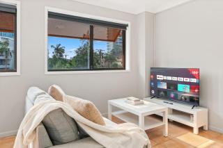 Modern 2BR Apartment Beach and Dining in Broadbeach - 2