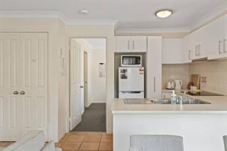 Stylish 2BR Getaway Shops and Cafes in Broadbeach - 6