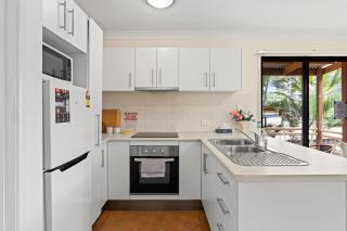 Stylish 2BR Getaway Shops and Cafes in Broadbeach - 5