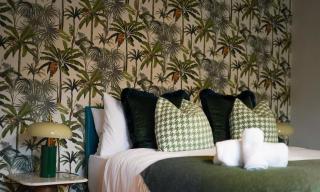 The Linden Lodge, near Cathedral, free parking - 0